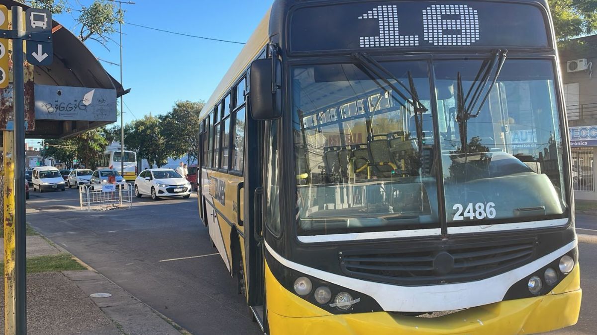 En la misma cuadra hay un corralito de aguas santafesinas, por reparación de calzada. En la misma cuadra hay un corralito de aguas santafesinas, por reparación de calzada.