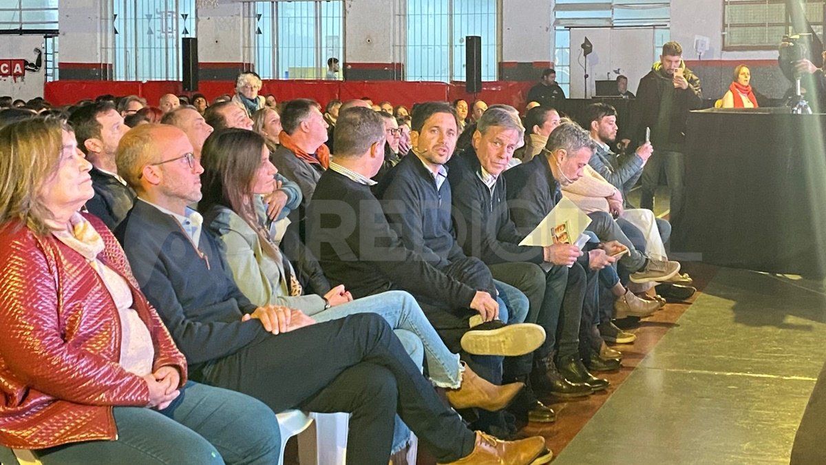 El intendente Emilio Jatón junto a Mariano Granato y Lucas Simoniello en la previa de la presentación.