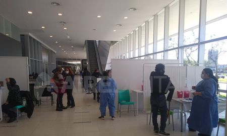 Ante la alta demanda en los centros de testeo covid en la ciudad de Santa Fe, el Ministerio de Salud provincial trabaja en la reorganización de los mismos y busca ampliar el horario de 8 a 20. Ante la alta demanda en los centros de testeo covid en la ciudad de Santa Fe, el Ministerio de Salud provincial trabaja en la reorganización de los mismos y busca ampliar el horario de 8 a 20.