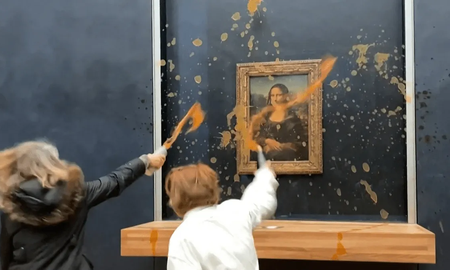 Otra vez sopa: activistas rociaron la Mona Lisa, en el Louvre Otra vez sopa: activistas rociaron la Mona Lisa, en el Louvre