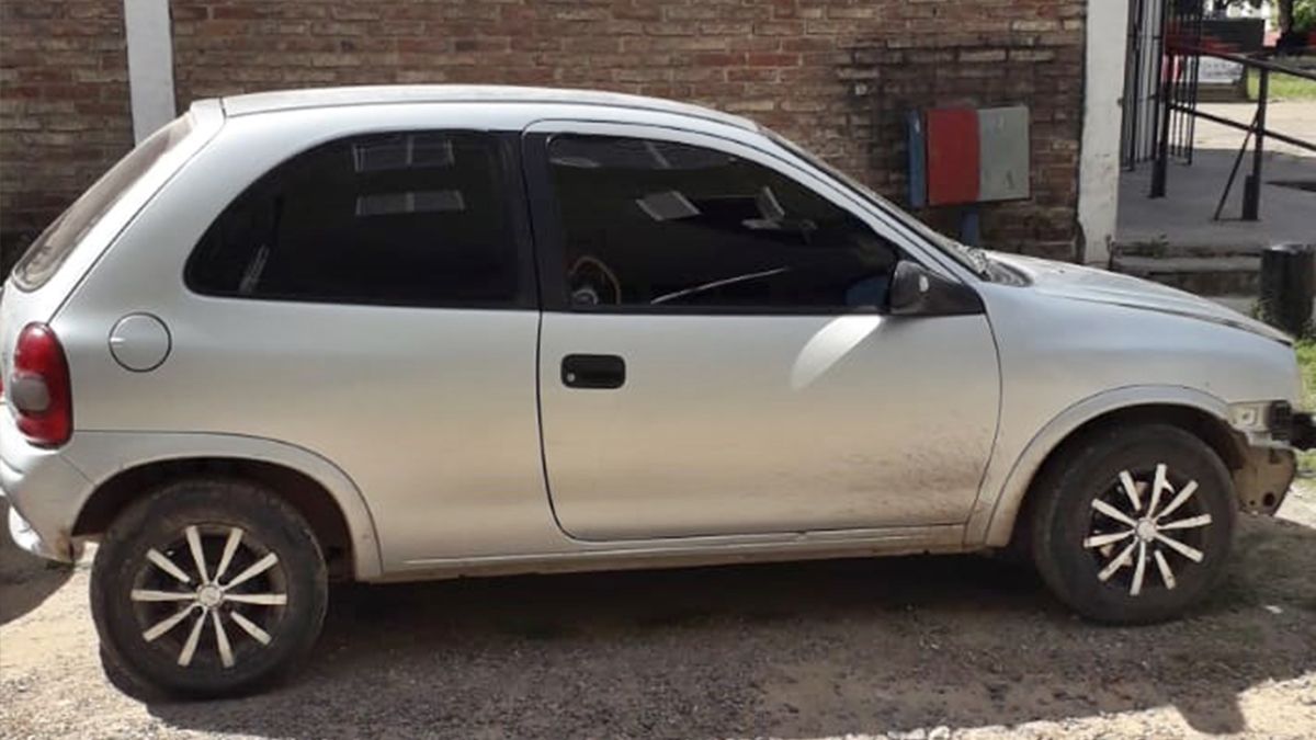 Los jóvenes de 19 y 20 años fueron detenidos este domingo por la tarde luego que la policía reconociera el automóvil en el que se trasladaban como el utilizado en distintos robos en la ciudad.