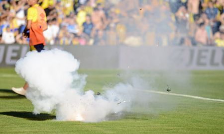 Acá no pasó nada. Después de que la hinchada de Rosario Central arrojará una bomba de estruendo al campo de juego, el partido contra Banfield continuó y finalizó 1 a 1. Acá no pasó nada. Después de que la hinchada de Rosario Central arrojará una bomba de estruendo al campo de juego, el partido contra Banfield continuó y finalizó 1 a 1.