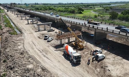 El administrador general de la Dirección Provincial de Vialidad, Pablo Seghezzo, confirmó que la obra del nuevo puente Santa Fe - Santo Tomé avanza conforme al cronograma. El administrador general de la Dirección Provincial de Vialidad, Pablo Seghezzo, confirmó que la obra del nuevo puente Santa Fe - Santo Tomé avanza conforme al cronograma.