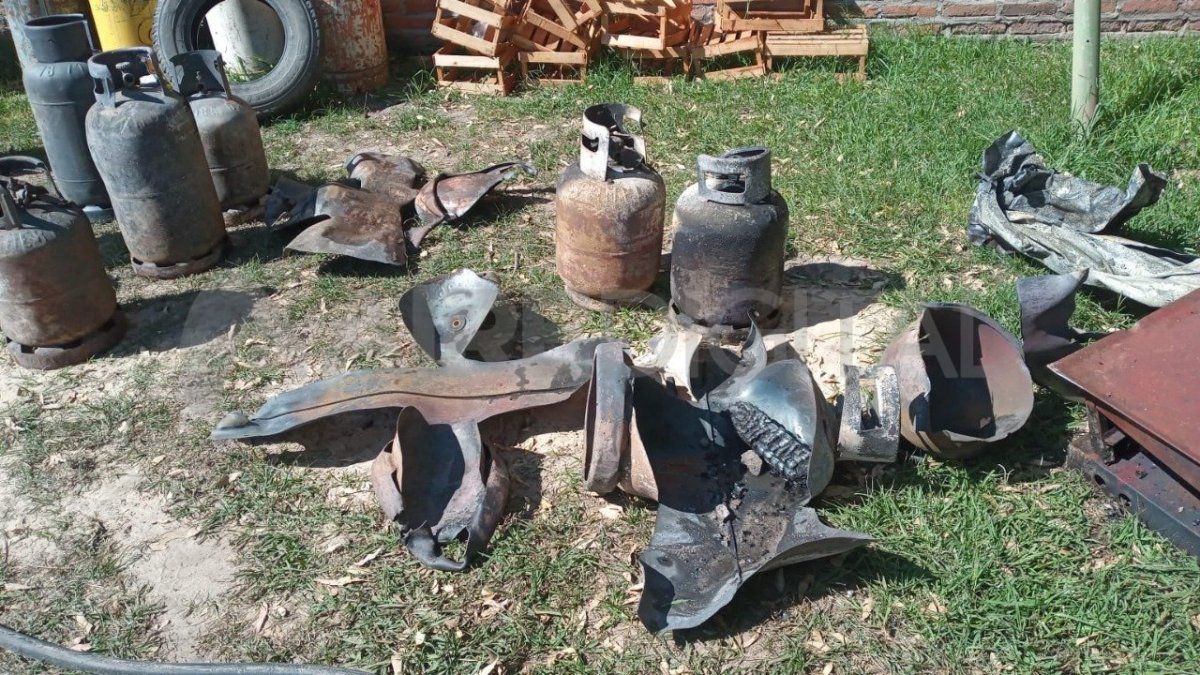 Así quedaron las garrafas que explotaron en Sauce Viejo.