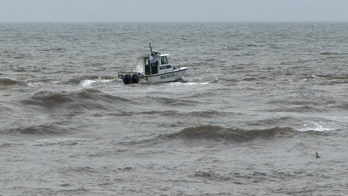 Adrián Toro se arrojó al agua cerca de las 7 AM entre los balnearios de Los Dedos y El Emir de Punta del Este para intentar rescatar a una mujer que se había arrojado al agua.