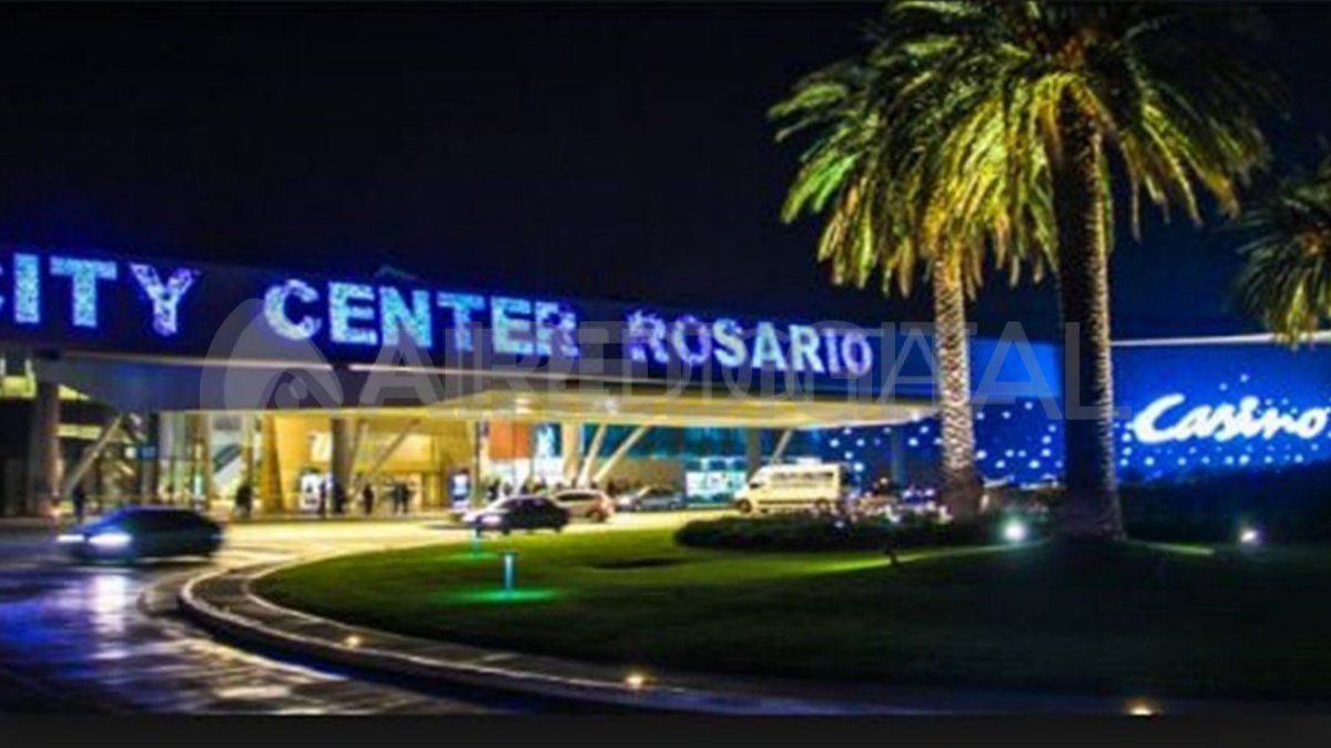 El centro de operaciones se montó en el estacionamiento del casino de Roario. Desde allí, con un dron, se siguieron los allanamientos realizados en el barrio La Granada. 