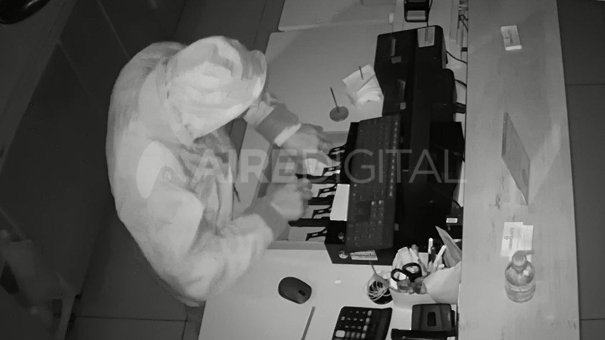 Filmado. El ladrón abrió la caja de la recaudación y se llevó unos pesos.