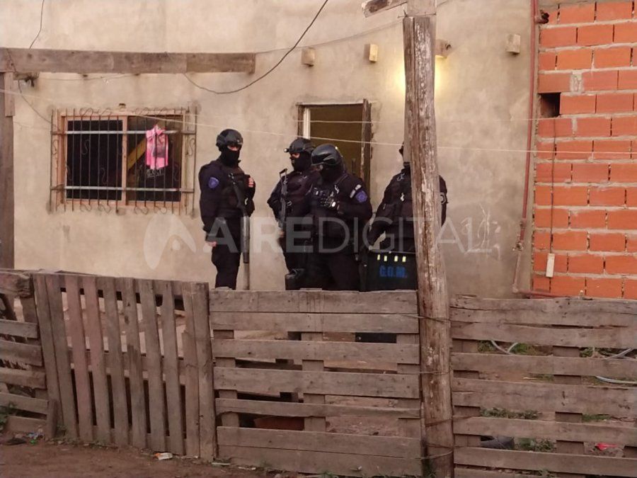 Allanamientos en barrio Abasto: buscaban a una persona pero detuvieron a dos por tenencia de armas