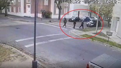 Registro. El momento en que tres de los integrantes de la banda sorprendió y privó de su libertad a la víctima.&nbsp;