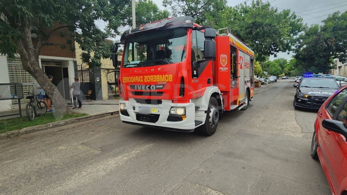 Personal de bomberos logró controlar el fuego que se produjo durante la siesta.