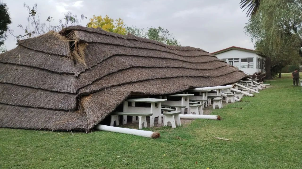 El techo del quincho de Atilra se desplomó por acción del viento.&nbsp;