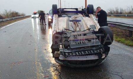 Un Ford Fiesta volcó en Circunvalación Oeste, el conductor perdió el control del coche que terminó con el techo sobre la cinta asfáltica. Un Ford Fiesta volcó en Circunvalación Oeste, el conductor perdió el control del coche que terminó con el techo sobre la cinta asfáltica.