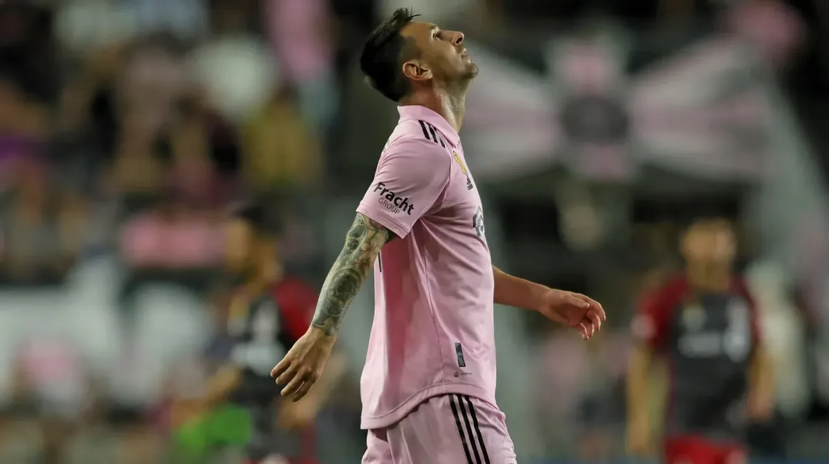 Lionel Messi se retiró lesionado en el primer tiempo. Lionel Messi se retiró lesionado en el primer tiempo.