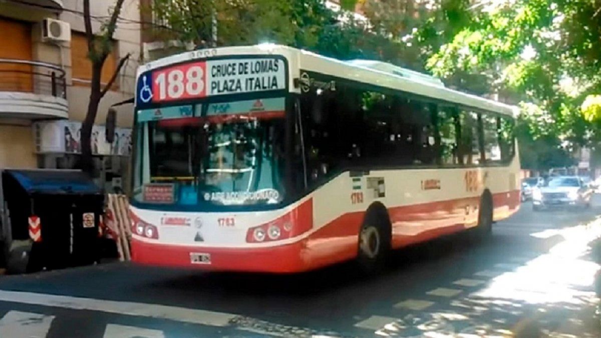 Brutal: un colectivero de Villa Fiorito intentó salvar a un pasajero de un asalto y lo apuñalaron en la cara