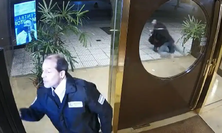Polémica: la llamativa inacción de un vigilador cuando asaltaron a un vecino en la puerta del edificio Polémica: la llamativa inacción de un vigilador cuando asaltaron a un vecino en la puerta del edificio