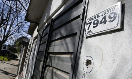 Un joven de 18 años fue asesinado en la ciudad de Rosario por al menos dos personas que ingresaron a una vivienda y le dispararon varias veces. Un joven de 18 años fue asesinado en la ciudad de Rosario por al menos dos personas que ingresaron a una vivienda y le dispararon varias veces.