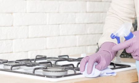 Cómo quitar grasa de la cocina en simples pasos y sin gastar de más. Cómo quitar grasa de la cocina en simples pasos y sin gastar de más.