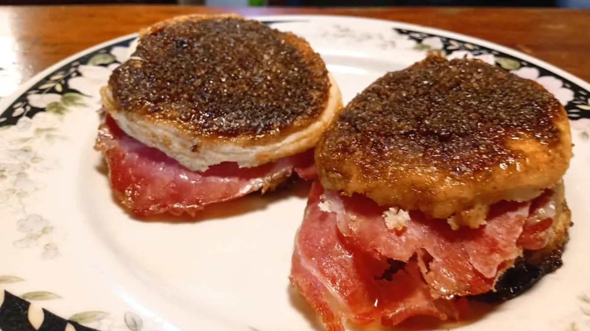 Un usuario de Twitter hizo una variante de las tortitas negras o caritas sucias y generó debate. Un usuario de Twitter hizo una variante de las tortitas negras o caritas sucias y generó debate.