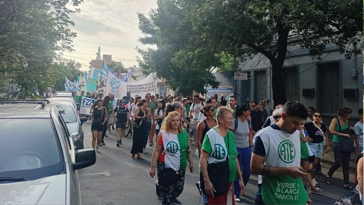 La CGT y organizaciones sindicales también se movilizan en Santa Fe en rechazo a la reforma laboral que impulsa el oficialismo. La CGT y organizaciones sindicales también se movilizan en Santa Fe en rechazo a la reforma laboral que impulsa el oficialismo.