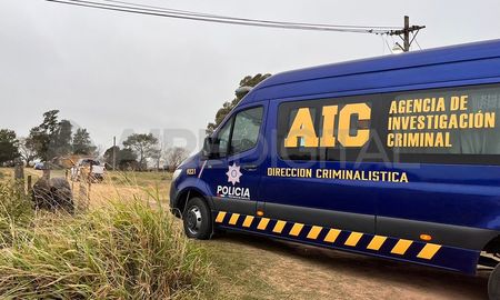 Peritos de la AIC en el inmueble donde ocurrió el homicidio. Peritos de la AIC en el inmueble donde ocurrió el homicidio.