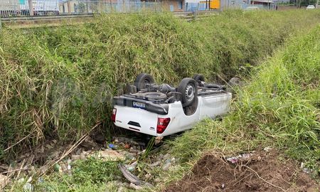 Cayó una camioneta en Aristóbulo del Valle dentro del zanjón Cayó una camioneta en Aristóbulo del Valle dentro del zanjón