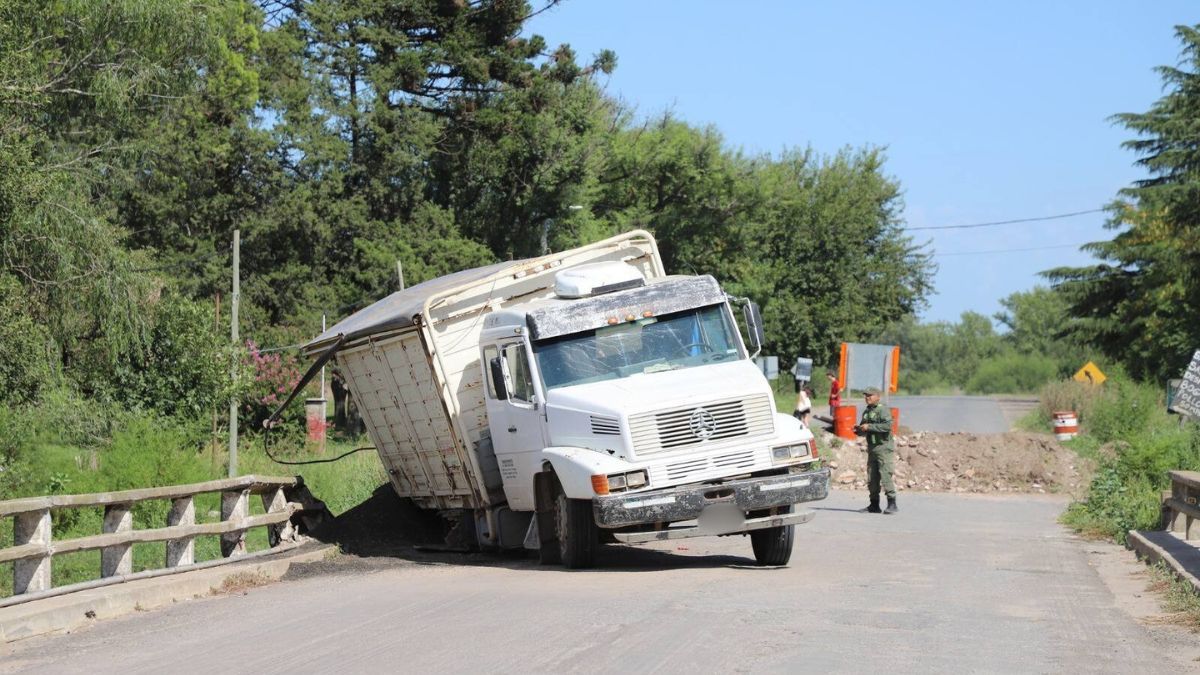 Un camión impactó contra el acceso cerrado del puente del río Carcarañá.