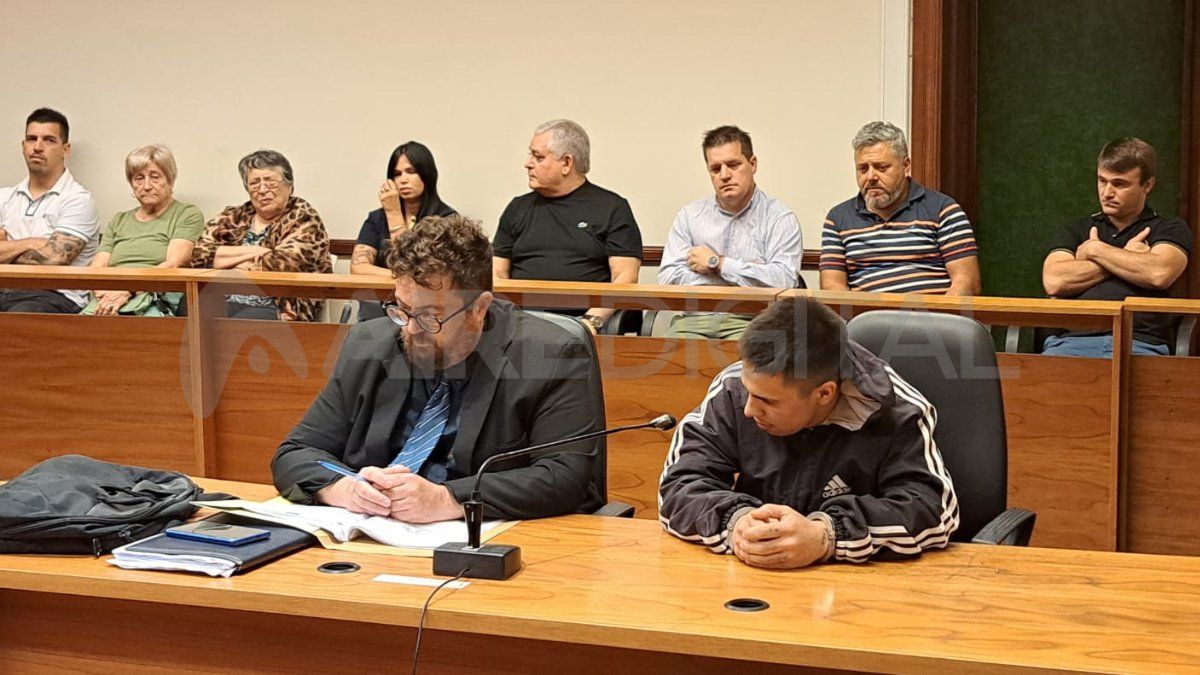Pablo Flatt aguarda la lectura del veredicto ante la atenta mirada de los familiares de la víctima