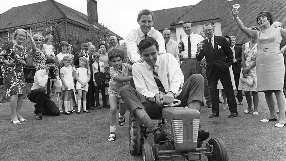 Esta foto es de 1966, donde Graham (campeón de la F1 en 1962) y su hijo Damon (que se coronaría en 1996), empujan al escocés Jim Clark (el por entonces monarca reinante de la categoría), quien conduce un tractor de juguete. Ese año, Clark ganó las 500 Millas de Indianápolis y, al año siguiente, lo haría Graham.
