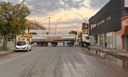 Un camión de combustible se descontroló, cruzó la avenida Peñaloza y destrozó un comercio. No hubo heridos en una zona muy transitada. Un camión de combustible se descontroló, cruzó la avenida Peñaloza y destrozó un comercio. No hubo heridos en una zona muy transitada.