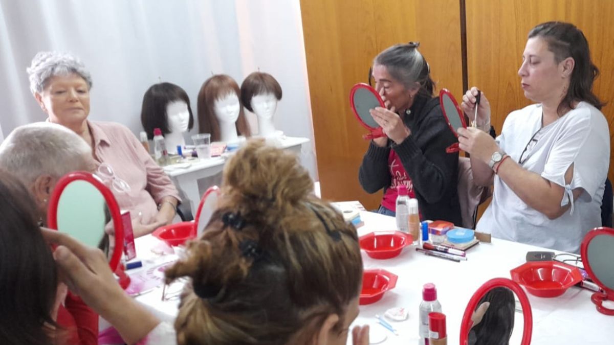El taller de maquillaje gratuito se realiza dos veces por año. Gentileza LALCEC Rosario. El taller de maquillaje gratuito se realiza dos veces por año. Gentileza LALCEC Rosario.