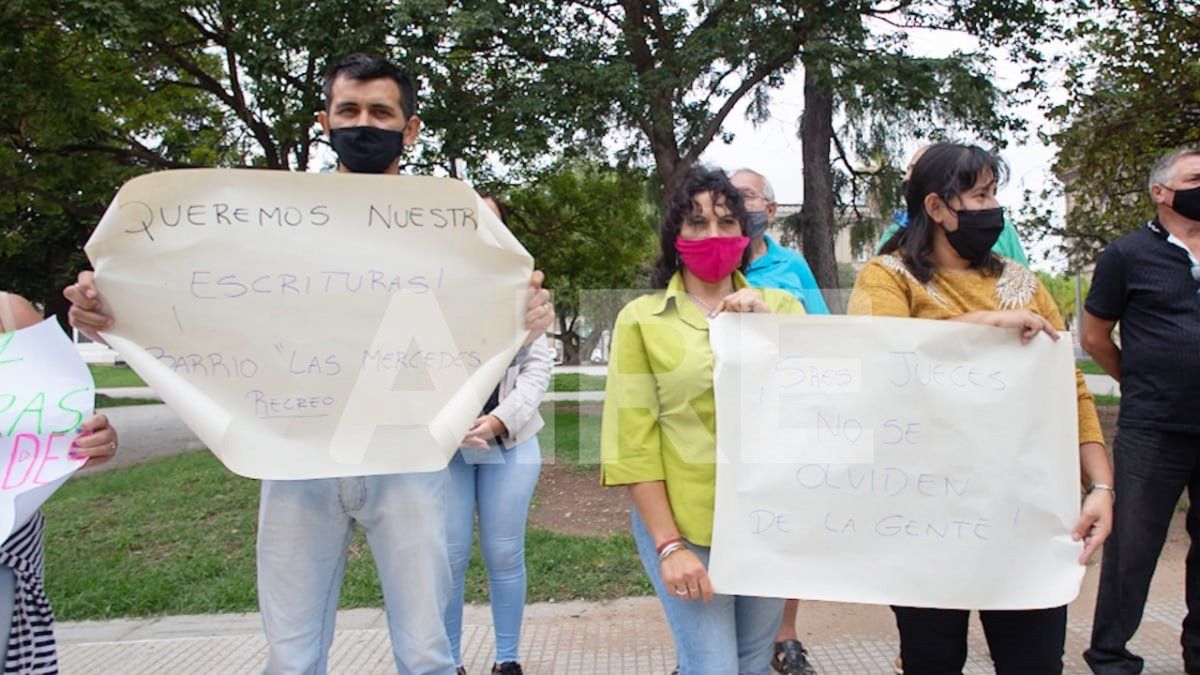 Un grupo de damnificados se manifestó frente a Tribunales mientras se realizaba la audiencia en la que se trató el pedido de excarcelación de Giráldez