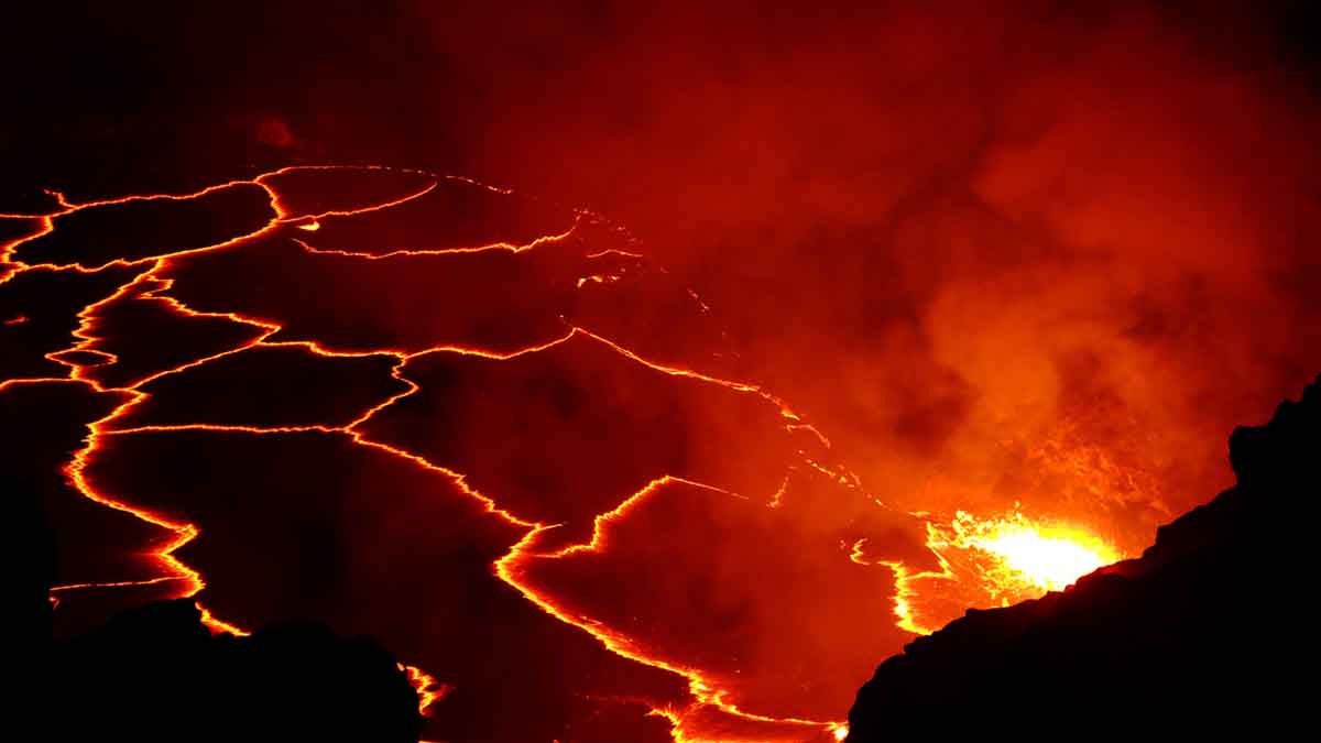 Vista nocturna del volcán Kilauea, en Hawái. Es uno de los volcanes más activos de la Tierra. Los volcanes son responsables de la emisión de gases de efecto invernadero de forma natural.