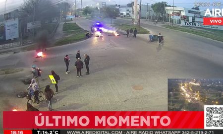 Un grupo de personas cortan el tránsito en la intersección de las avenidas Aristóbulo del Valle y Gorriti.