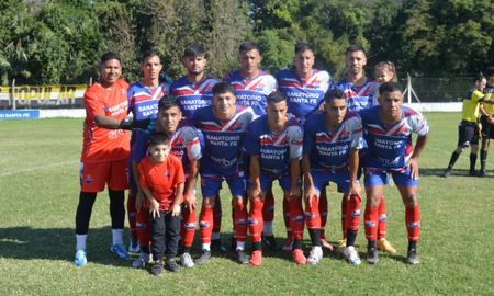 Santa Fe Fútbol le ganó 2 a 1 sobre el final a El Pozo con un gol de tiro libre del arquero Juan José Romero.