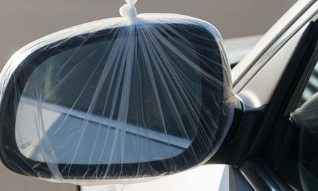 El verdadero motivo por el que algunos conductores ponen una bolsa de plástico en el espejo retrovisor de su auto. El verdadero motivo por el que algunos conductores ponen una bolsa de plástico en el espejo retrovisor de su auto.