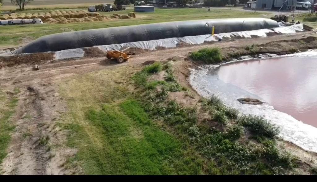El biodigestor soluciona una de las críticas ambientales más importantes que les hacían a los tambos y granjas porcinas; y además genera dos recursos muy valiosos: energía y fertlizante.
