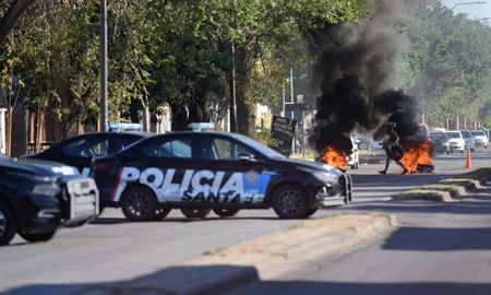 Los policías volvieron a cortar la calle frente a la Jefatura de la Unidad Regional II luego de que no se haya concretado la reunión con las autoridades provinciales. Los policías volvieron a cortar la calle frente a la Jefatura de la Unidad Regional II luego de que no se haya concretado la reunión con las autoridades provinciales.