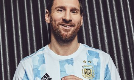 Lionel Messi luce la nueva camiseta de la Selección Argentina, que se estrenará este viernes ante Japón. Lionel Messi luce la nueva camiseta de la Selección Argentina, que se estrenará este viernes ante Japón.