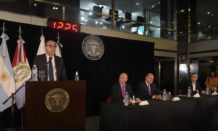 Matías Lestani, junto al gobernador Omar Perotti y al intendente de Rosario Pablo Javkin, durante el discurso del presidente de la Bolsa de Rosario. Miguel Simioni. Matías Lestani, junto al gobernador Omar Perotti y al intendente de Rosario Pablo Javkin, durante el discurso del presidente de la Bolsa de Rosario. Miguel Simioni.
