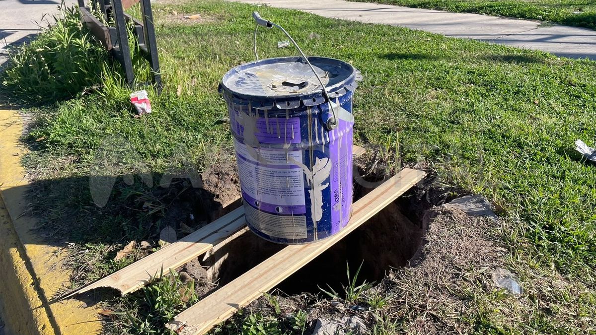 Vecinos de calle Aristóbulo del Valle denuncian la presencia de un profundo pozo a pocos metros del Puente Negro.