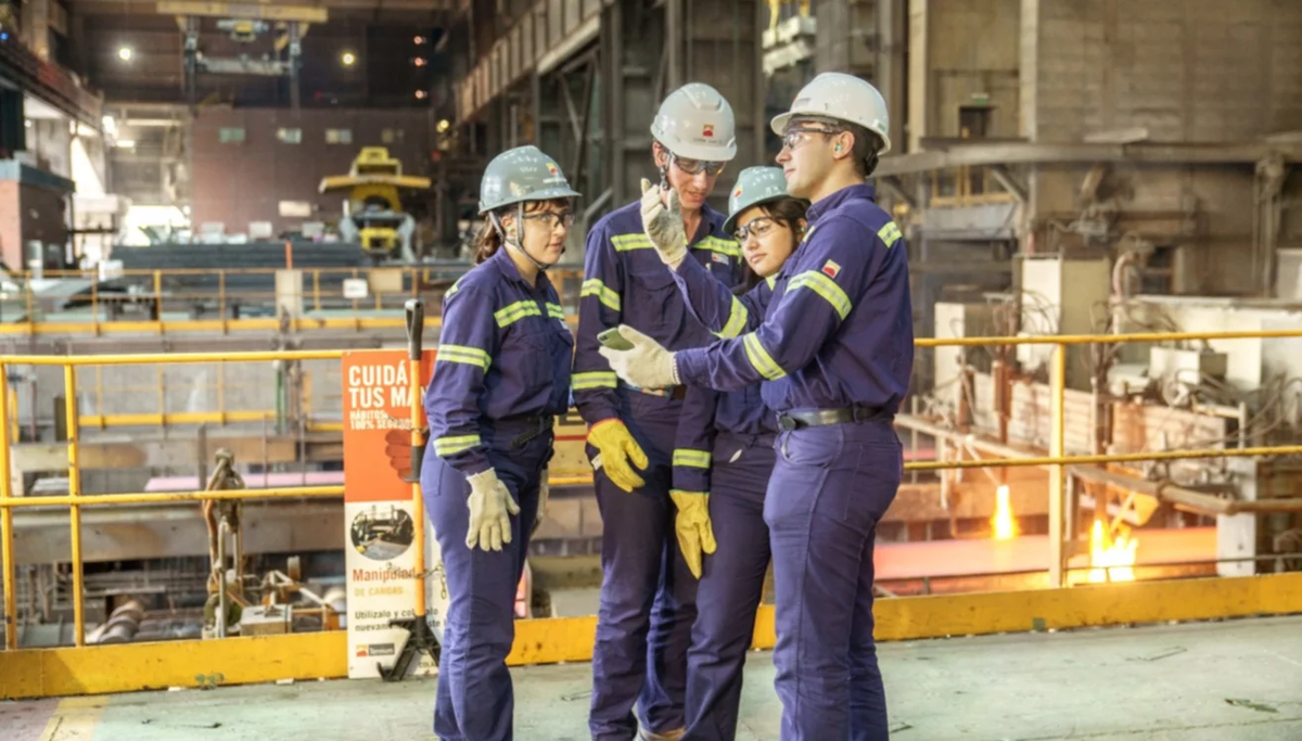 El Grupo Techint inició el pasado 14 de agosto la gira nacional para incorporar a estudiantes y recién graduados para el Programa de Jóvenes Profesionales (JP) y las Prácticas Educativas de Verano (PEV). El Grupo Techint inició el pasado 14 de agosto la gira nacional para incorporar a estudiantes y recién graduados para el Programa de Jóvenes Profesionales (JP) y las Prácticas Educativas de Verano (PEV).