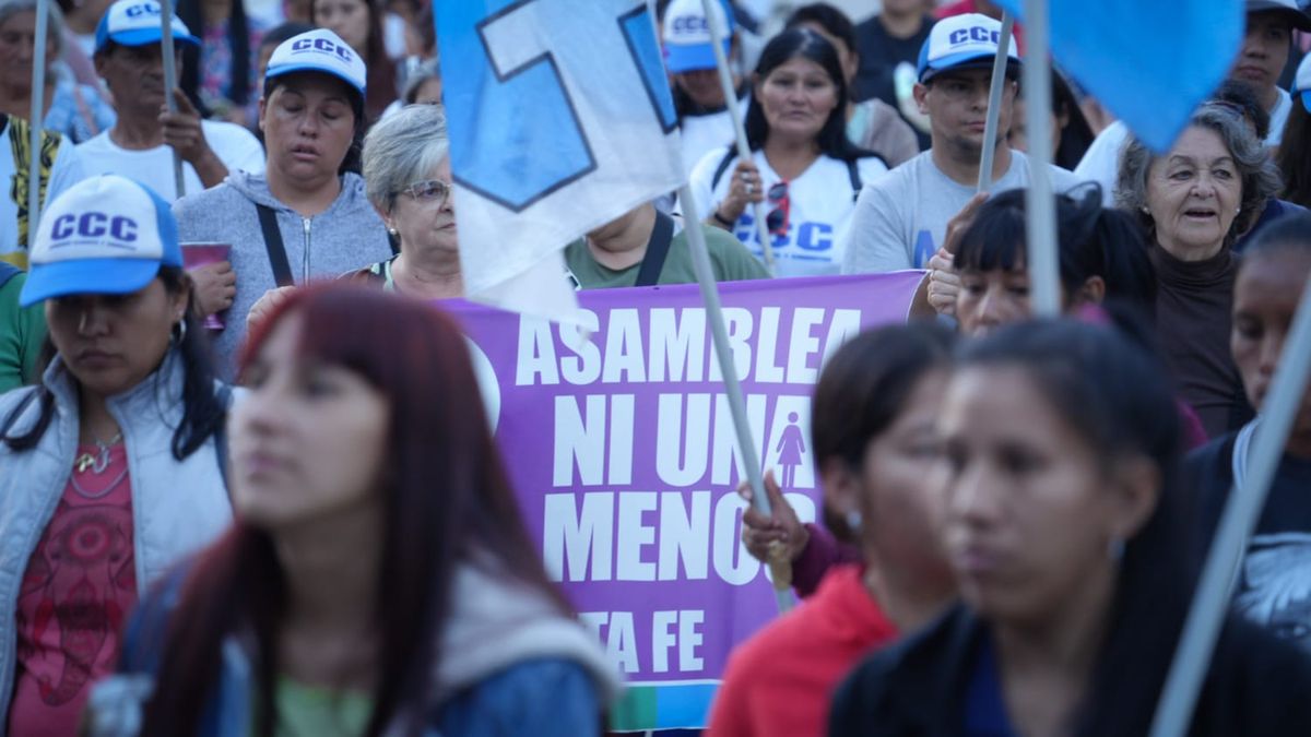 Diferentes organizaciones sociales y políticas participaron de la marcha. Diferentes organizaciones sociales y políticas participaron de la marcha.
