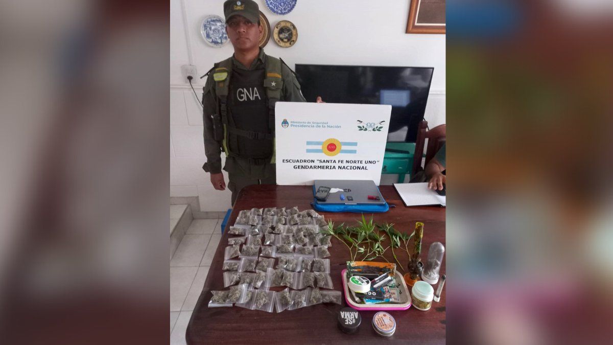 Los hombres que iban en moto traficaban varios envoltorios con marihuana.