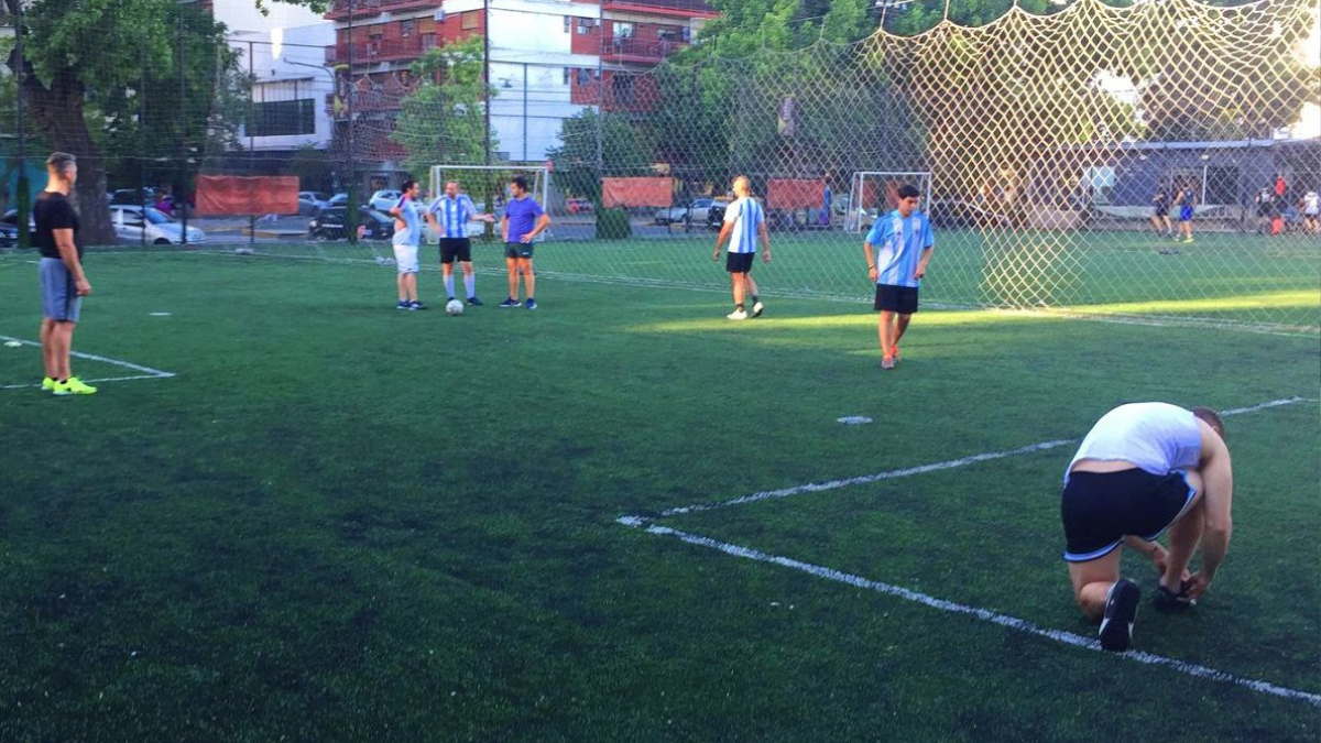 Jugar un partido de fútbol 5 en la ciudad de Santa Fe