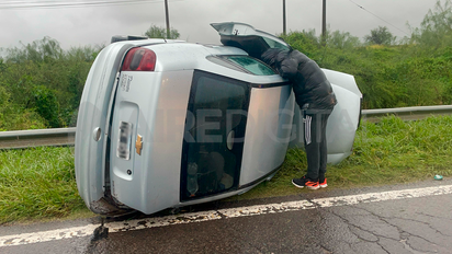Volcó un auto en la Circunvalación Oeste, a la altura de calle Mendoza: una mujer quedó atrapada