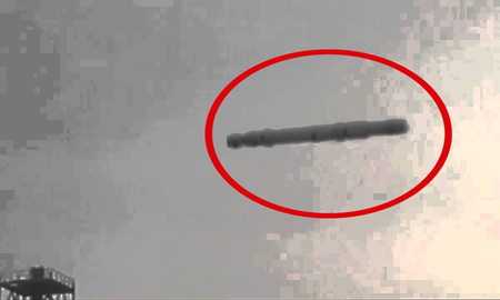 Apareció OVNI con forma de cigarrillo en medio de un noticiero en vivo Apareció OVNI con forma de cigarrillo en medio de un noticiero en vivo