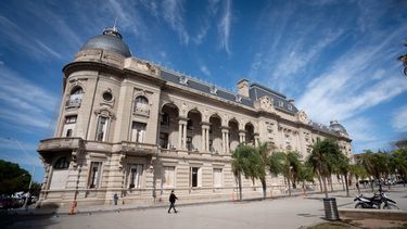 El Gobierno oficializó el programa de desendeudamiento para empleados públicos y privados de Santa Fe. El Gobierno oficializó el programa de desendeudamiento para empleados públicos y privados de Santa Fe.