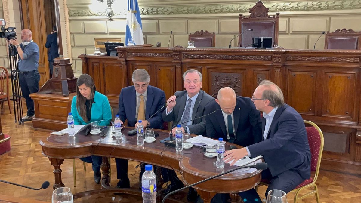 Los ministros de Desarrollo Productivo, Gustavo Puccini, y de Gobierno, Fabián Bastia, brindaron detalles del proyecto que será tratado este jueves en el Senado provincial. Los ministros de Desarrollo Productivo, Gustavo Puccini, y de Gobierno, Fabián Bastia, brindaron detalles del proyecto que será tratado este jueves en el Senado provincial.