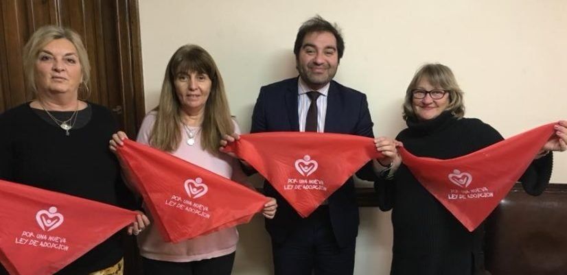 ¿Qué significa el pañuelo rojo que comenzó a verse en las redes sociales?