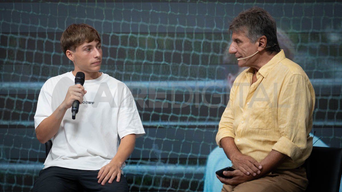 "Toto" López, promesa del hockey santafesino, en los estudios de AIRE. "Toto" López, promesa del hockey santafesino, en los estudios de AIRE.